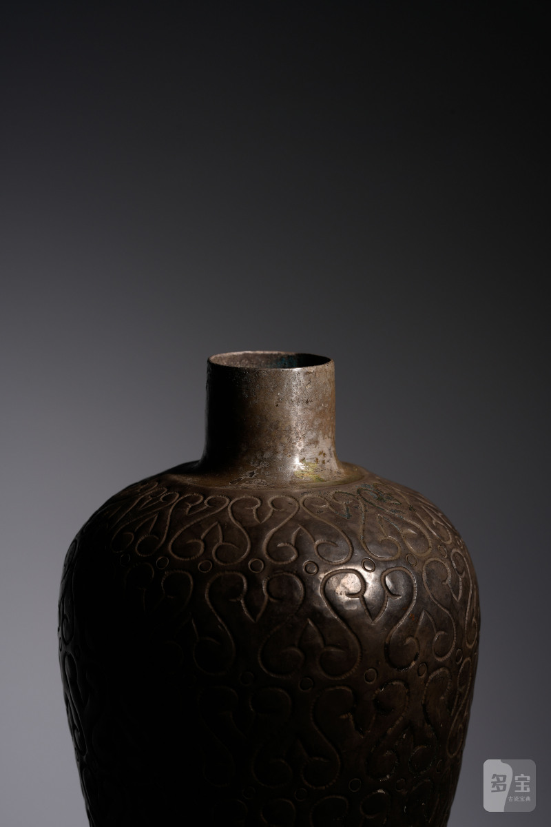 明 银如意云头纹錾花带盖梅瓶 - 图6